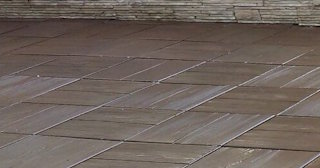 Бетонная брусчатка двора в Новокузнецке в октябре