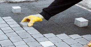 Монтаж тротуарной плитки на даче в Новокузнецке в октябре