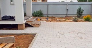 Укладка тротуарной плитки во дворе в Новокузнецке в октябре
