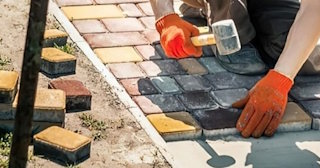 Укладка брусчатки «старый город» три цвета в Новокузнецке в октябре