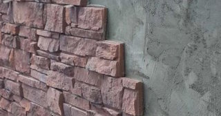 Качественная отделка цоколя фундамента снаружи в Новокузнецке в октябре
