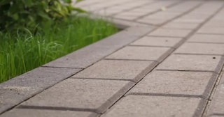 Профессиональная укладка тротуарных дорожек в Новокузнецке в октябре